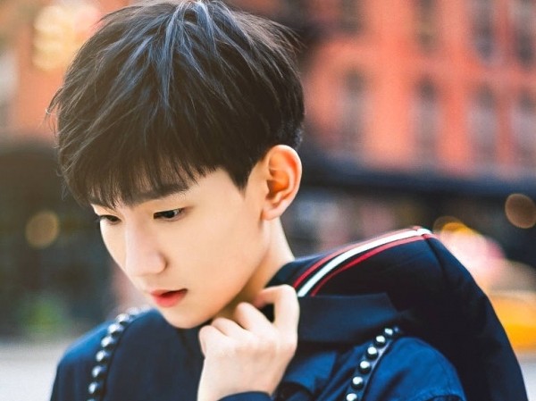 Vương Nguyên (TFBOYS) Vương Nguyên (TFBOYS) "mất điểm" khi lộ ảnh hút thuốc trong nhà hàng