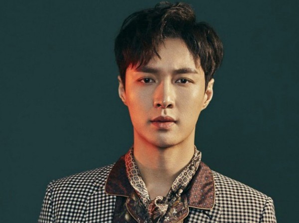 Sau Vương Nguyên (TFBOYS), đến lượt Lay (EXO) bị lộ ảnh hút thuốc Sau Vương Nguyên (TFBOYS), đến lượt Lay (EXO) bị lộ ảnh hút thuốc