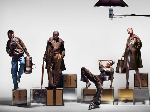 Giám đốc sáng tạo của Burberry giải đáp thắc mắc về logo TB “gây sốt” thời gian qua Giám đốc sáng tạo của Burberry giải đáp thắc mắc về logo TB “gây sốt” thời gian qua