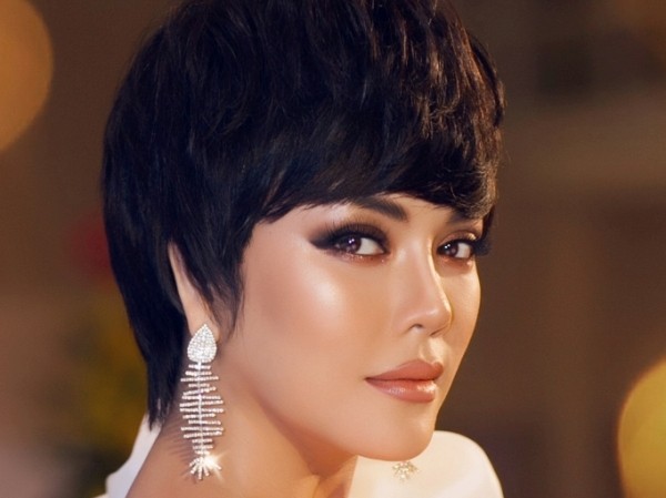 Lý Nhã Kỳ xuất hiện ấn tượng với tóc tém thập niên 40 tại show diễn thời trang Lý Nhã Kỳ xuất hiện ấn tượng với tóc tém thập niên 40 tại show diễn thời trang
