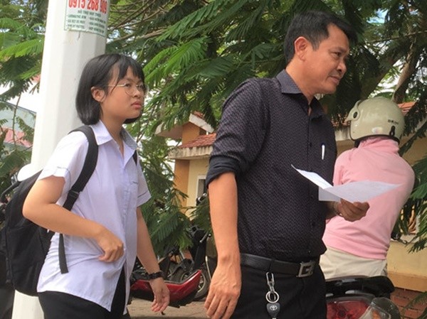 Hơn 6.000 học sinh phải thi lại: Phụ huynh nói sẽ kiện nếu thi lại điểm thấp! Hơn 6.000 học sinh phải thi lại: Phụ huynh nói sẽ kiện nếu thi lại điểm thấp!