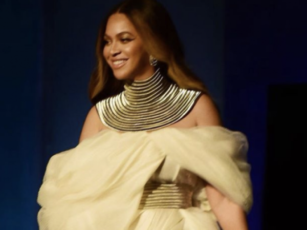 Beyoncé xuất hiện như nữ thần trong trang phục của nhà thiết kế Phương My Beyoncé xuất hiện như nữ thần trong trang phục của nhà thiết kế Phương My