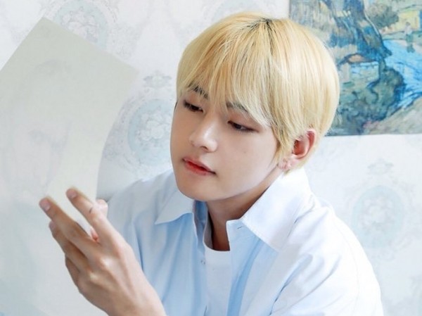 Một lần nữa, V (BTS) lại có cây đũa thần chạm vào đâu thứ đó cháy hàng Một lần nữa, V (BTS) lại có cây đũa thần chạm vào đâu thứ đó cháy hàng