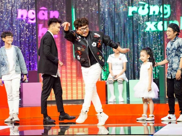 Xuân Nghị Xuân Nghị "phát cuồng" vì "độ tỉnh" của cô bé chưa biết chữ nhưng vẫn vô tư hát karaoke