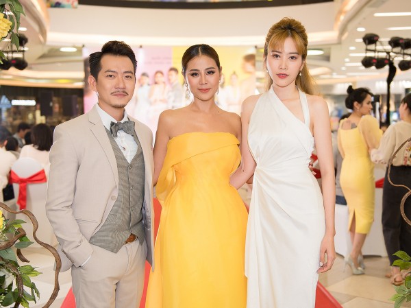 Nam Em khoe thân hình “cò hương” khi đến chúc mừng đàn chị Nam Thư ra mắt dự án mới Nam Em khoe thân hình “cò hương” khi đến chúc mừng đàn chị Nam Thư ra mắt dự án mới