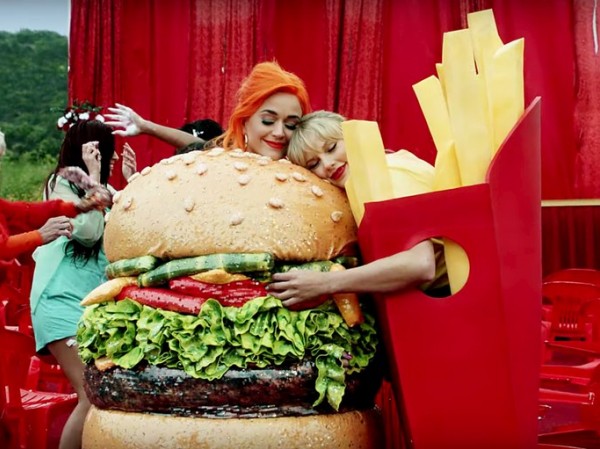 Tiết lộ bí mật “cực yêu” đằng sau hình ảnh “chị em hoà bình” của Taylor Swift và Katy Perry Tiết lộ bí mật “cực yêu” đằng sau hình ảnh “chị em hoà bình” của Taylor Swift và Katy Perry