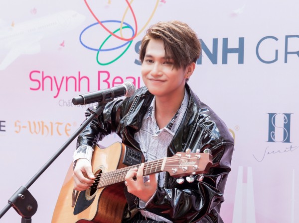 Chủ nhân hit Chủ nhân hit "Hongkong1" hát live khiến đàn chị Phạm Quỳnh Anh thích thú vì quá tình cảm