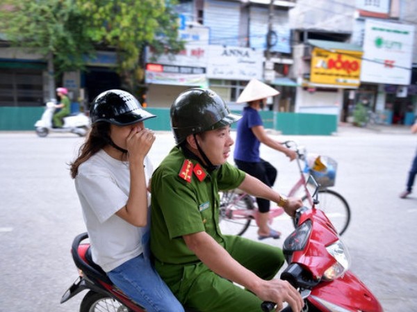 Ngày thi thứ 2, một thí sinh nữ ngủ quên được các chiến sĩ công an Ngày thi thứ 2, một thí sinh nữ ngủ quên được các chiến sĩ công an "hộ tống" đến điểm thi
