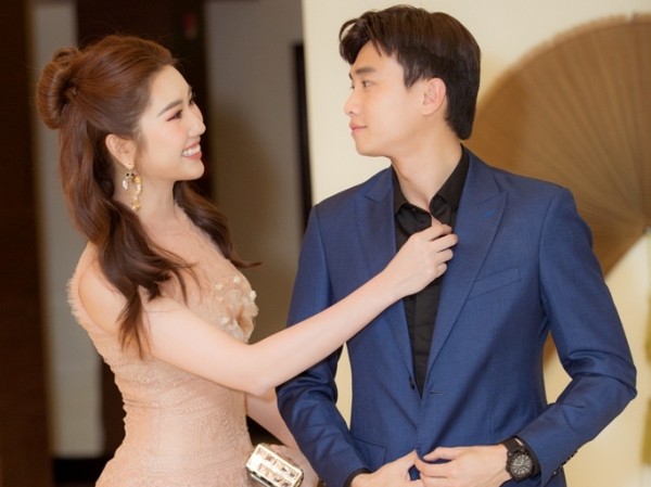 Xuất hiện xinh đẹp tại sự kiện, Thúy Ngân được bạn diễn nam ân cần nắm tay dìu bước Xuất hiện xinh đẹp tại sự kiện, Thúy Ngân được bạn diễn nam ân cần nắm tay dìu bước