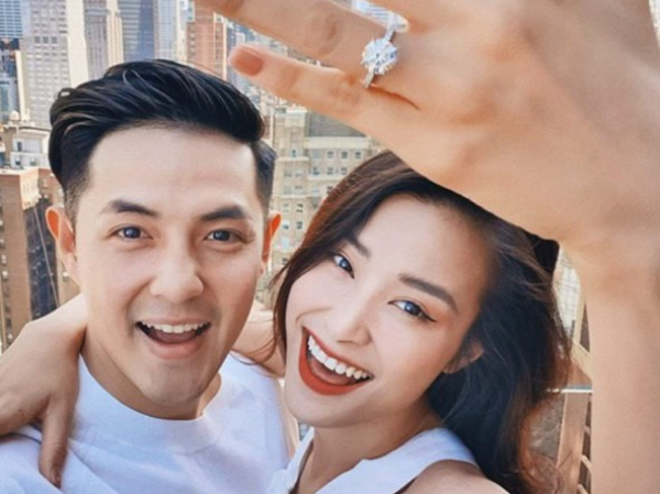 Được Ông Cao Thắng cầu hôn sau 10 năm yêu nhau, Đông Nhi hạnh phúc khoe nhẫn cưới tại trời Tây Được Ông Cao Thắng cầu hôn sau 10 năm yêu nhau, Đông Nhi hạnh phúc khoe nhẫn cưới tại trời Tây