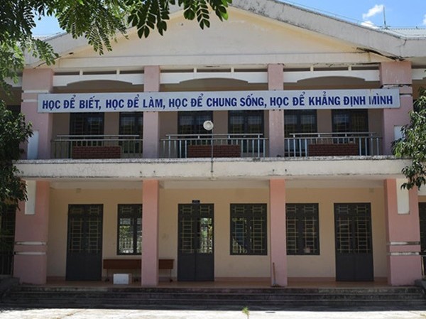 Nơi có tỷ lệ đỗ tốt nghiệp 0%, 3 học sinh đã có vợ Nơi có tỷ lệ đỗ tốt nghiệp 0%, 3 học sinh đã có vợ