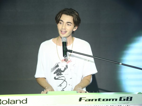 Greyson Chance đứng chung sân khấu với nghệ sĩ Việt, vừa đàn, vừa hát đầy cảm xúc Greyson Chance đứng chung sân khấu với nghệ sĩ Việt, vừa đàn, vừa hát đầy cảm xúc