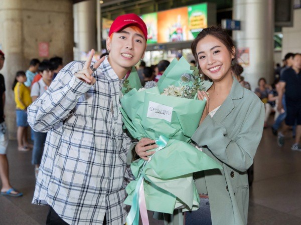 Sắp kết hợp trong dự án mới, rapper OSAD tận tình ra tận sân bay để đón sao nữ Sắp kết hợp trong dự án mới, rapper OSAD tận tình ra tận sân bay để đón sao nữ "Bad Genius"