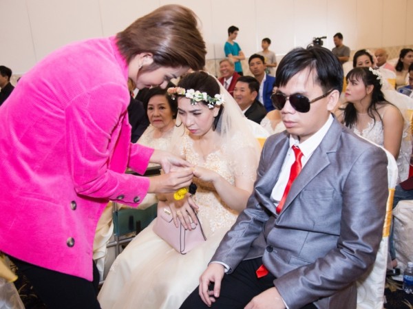 Kim Tuyến lạ lẫm với mái tóc ngắn, trao nhẫn cưới cho 40 cặp đôi có hoàn cảnh khó khăn Kim Tuyến lạ lẫm với mái tóc ngắn, trao nhẫn cưới cho 40 cặp đôi có hoàn cảnh khó khăn