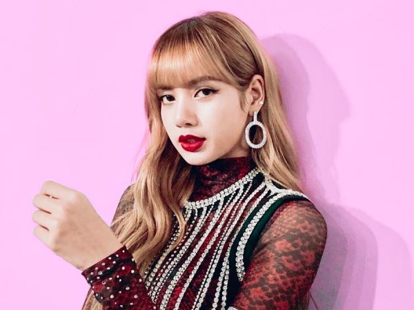 Mặc thứ gì đều cháy hàng cái đó, sức hút của Lisa (Black Pink) thật đáng nể Mặc thứ gì đều cháy hàng cái đó, sức hút của Lisa (Black Pink) thật đáng nể