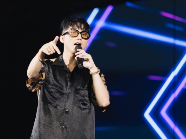 Sơn Tùng M-TP hài hước đồng ý kí giấy đăng ký kết hôn cùng fan nữ Sơn Tùng M-TP hài hước đồng ý kí giấy đăng ký kết hôn cùng fan nữ