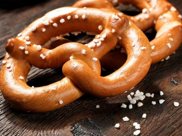 Bánh quy mặn với hình thù Bánh quy mặn với hình thù "khoanh tay trước ngực" này có gì mà nổi tiếng khắp thế giới?