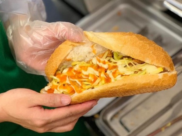 Thưởng thức bánh mỳ chả cá sốt chanh leo nồng nàn trên phố Hà Nội Thưởng thức bánh mỳ chả cá sốt chanh leo nồng nàn trên phố Hà Nội