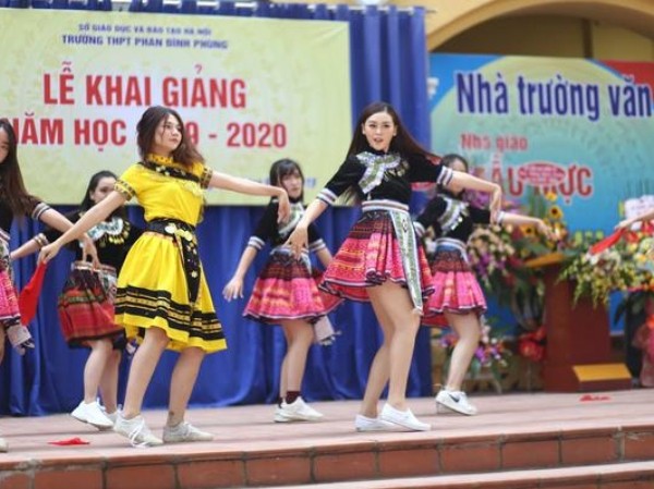 Teen THPT Phan Đình Phùng (Hà Nội) nhảy Teen THPT Phan Đình Phùng (Hà Nội) nhảy "Để Mị nói cho mà nghe" trong Lễ khai giảng