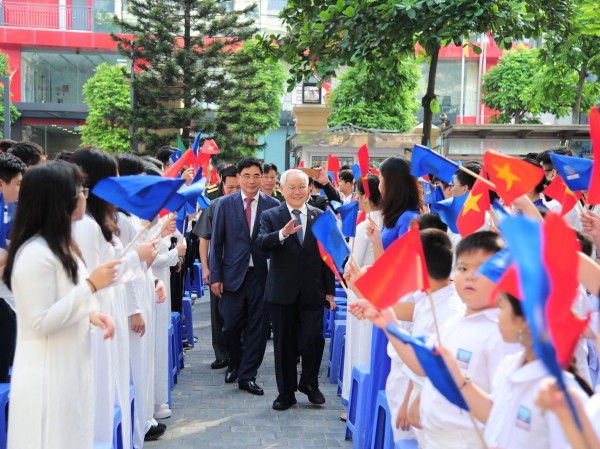 Hà Nội: Học sinh Nguyễn Siêu đón năm học mới với Hà Nội: Học sinh Nguyễn Siêu đón năm học mới với "Mái trường xanh - ước mơ xanh"