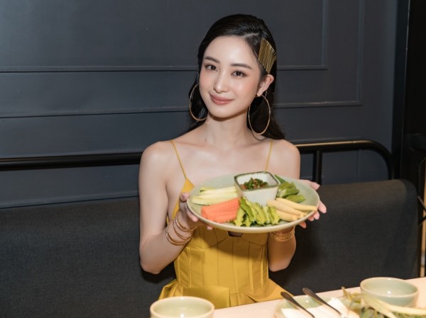 Jun Vũ hào hứng trổ tài gia chánh với món gỏi Som Tum trứ danh Thái Lan Jun Vũ hào hứng trổ tài gia chánh với món gỏi Som Tum trứ danh Thái Lan