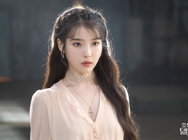 Trung Thu này, đôi khuyên tai trăng khuyết của “Hotel Del Luna” được các cô gái săn lùng Trung Thu này, đôi khuyên tai trăng khuyết của “Hotel Del Luna” được các cô gái săn lùng