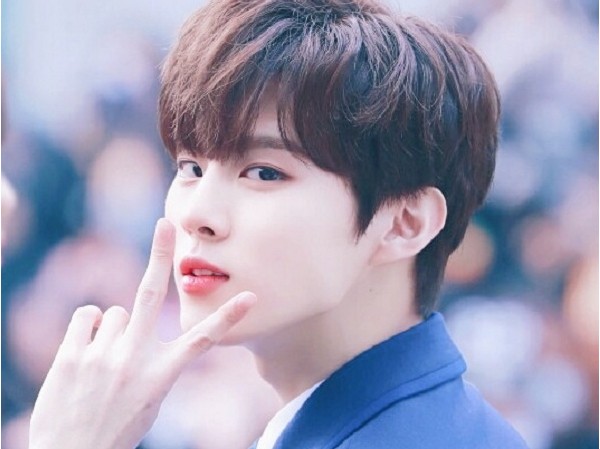 Chuyện gì thế này, Kim Woo Seok (X1) bị photoshop thu nhỏ cả đôi chân Chuyện gì thế này, Kim Woo Seok (X1) bị photoshop thu nhỏ cả đôi chân