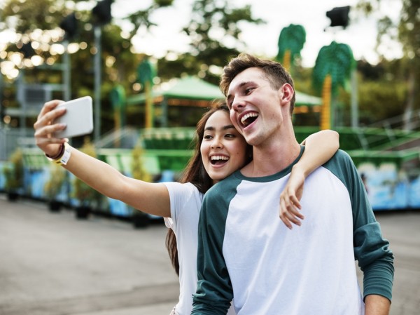 Những điều cần biết khi hẹn hò một cô nàng có chị em gái Những điều cần biết khi hẹn hò một cô nàng có chị em gái