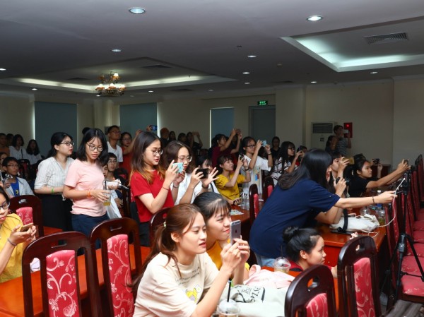 Đạo diễn Nguyễn Đức Hòa đặt câu hỏi với sinh viên Báo chí “Làm báo bằng smartphone, khó hay dễ?” Đạo diễn Nguyễn Đức Hòa đặt câu hỏi với sinh viên Báo chí “Làm báo bằng smartphone, khó hay dễ?”