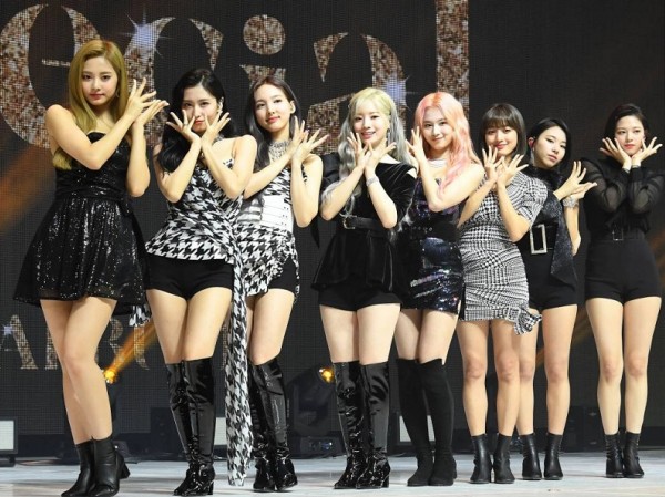 Các cô gái TWICE biến hình xinh lung linh khi comeback với “Feel Special” Các cô gái TWICE biến hình xinh lung linh khi comeback với “Feel Special”
