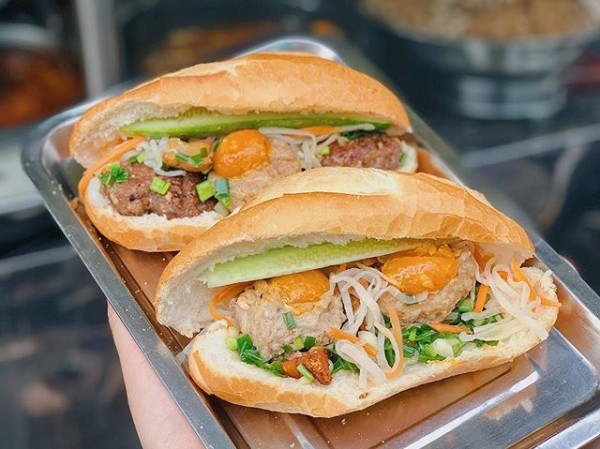 No bể bụng với ổ bánh mỳ xíu mại trứng muối đậm đà lạ miệng No bể bụng với ổ bánh mỳ xíu mại trứng muối đậm đà lạ miệng