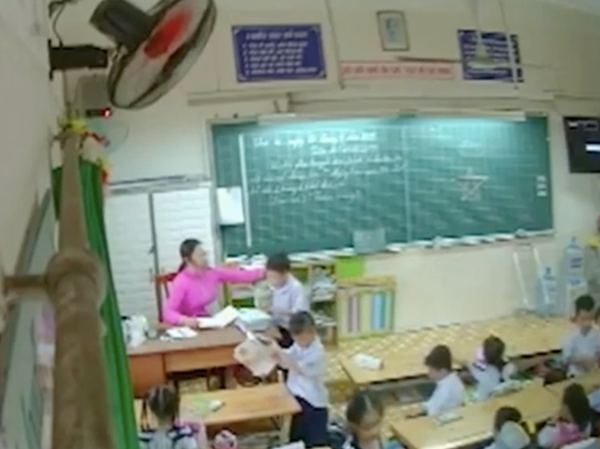 TP.HCM: Phải cho cô giáo đánh, véo tai học trò ra khỏi ngành giáo dục TP.HCM: Phải cho cô giáo đánh, véo tai học trò ra khỏi ngành giáo dục