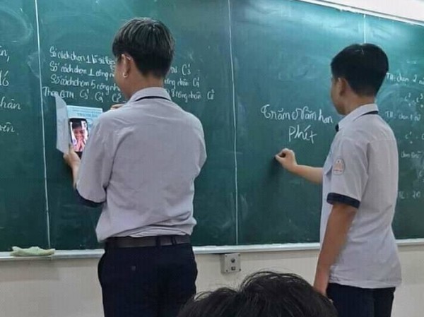 Hai nam sinh sử dụng điện thoại gọi Facetime để nhắc bài khiến dân mạng Hai nam sinh sử dụng điện thoại gọi Facetime để nhắc bài khiến dân mạng "thán phục"
