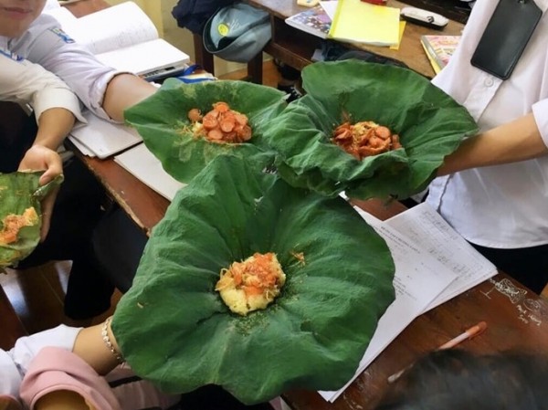 Hưởng ứng Hưởng ứng "không dùng nilon", teen gói xôi bằng lá sen khiến nhiều người thích thú