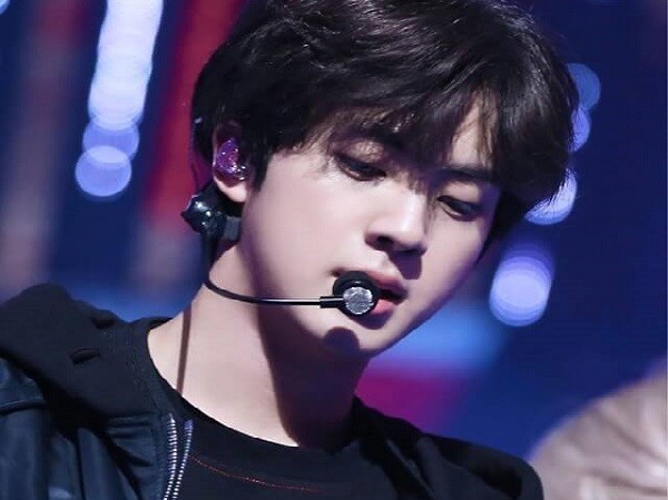 Cuối tuần sôi động: Dự triển lãm ảnh của Jin (BTS), check-in tại cánh đồng hoa cỏ lau Cuối tuần sôi động: Dự triển lãm ảnh của Jin (BTS), check-in tại cánh đồng hoa cỏ lau