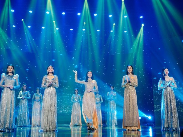 Trailer “Hoa Hậu Giang Hồ” kịch tính với những trò “ném đá giấu tay” ở chốn hậu trường Trailer “Hoa Hậu Giang Hồ” kịch tính với những trò “ném đá giấu tay” ở chốn hậu trường