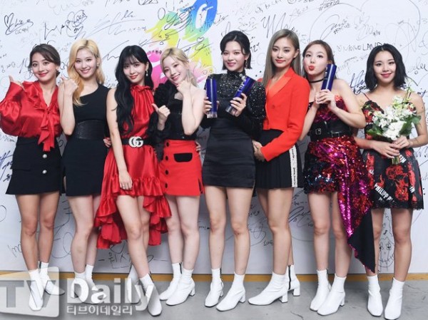 Có ai như stylist của Twice, thường xuyên biến váy sang chảnh hàng hiệu thành hàng chợ Có ai như stylist của Twice, thường xuyên biến váy sang chảnh hàng hiệu thành hàng chợ