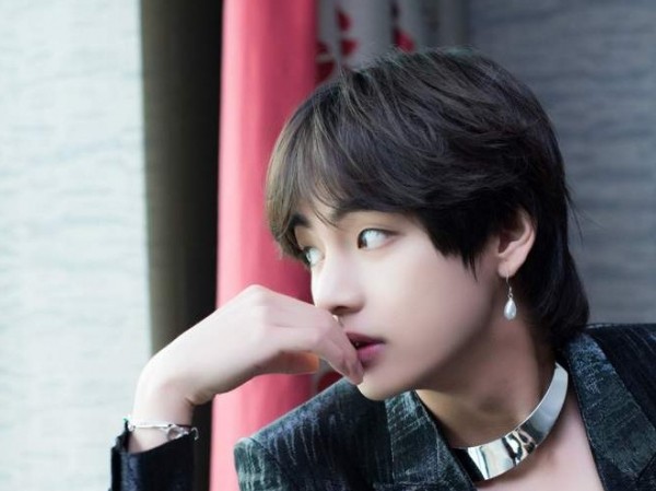 Có ai như V (BTS), chuộng đeo bông tai đính ngọc trai điệu đà mà vẫn được khen Có ai như V (BTS), chuộng đeo bông tai đính ngọc trai điệu đà mà vẫn được khen