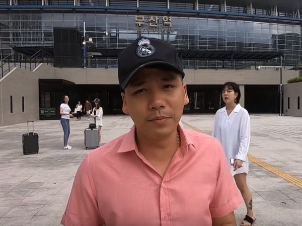 Dân mạng kêu gọi tẩy chay Khoa Pug sau vụ nói phụ nữ Nhật quỳ khóc Dân mạng kêu gọi tẩy chay Khoa Pug sau vụ nói phụ nữ Nhật quỳ khóc