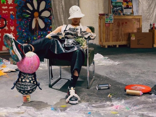 Vừa mới xuất ngũ, G-Dragon đã khiến khán giả và nhiều idol mê mẩn mẫu giày này Vừa mới xuất ngũ, G-Dragon đã khiến khán giả và nhiều idol mê mẩn mẫu giày này