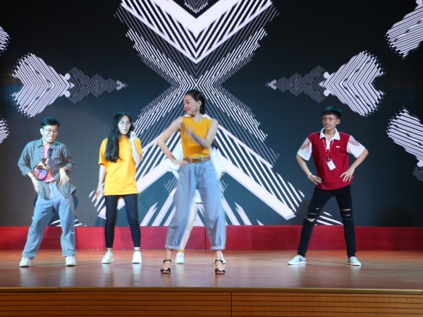 Tóc Tiên cùng dàn siêu trí tuệ Việt Nam giao lưu cùng các bạn sinh viên Tóc Tiên cùng dàn siêu trí tuệ Việt Nam giao lưu cùng các bạn sinh viên