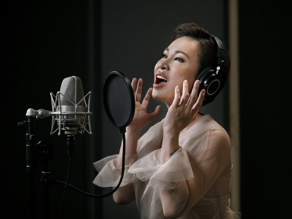 Rơi nước mắt với giọng hát của Uyên Linh trong MV nhạc phim “Hoa Hậu Giang Hồ” Rơi nước mắt với giọng hát của Uyên Linh trong MV nhạc phim “Hoa Hậu Giang Hồ”