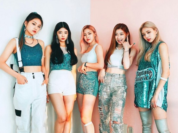 Nhìn tủ trang phục của ITZY, ai cũng thương cảm vì quần áo idol sao mà quá ít Nhìn tủ trang phục của ITZY, ai cũng thương cảm vì quần áo idol sao mà quá ít