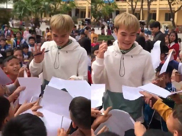 Văn Toàn bị fan nhí vây kín, xin chữ ký khi về thăm trường cũ Văn Toàn bị fan nhí vây kín, xin chữ ký khi về thăm trường cũ