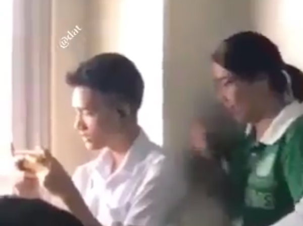 Khoảnh khắc nam sinh giật mình khiến dân mạng không thể nhịn cười: Khoảnh khắc nam sinh giật mình khiến dân mạng không thể nhịn cười: "Hết hồn chim én là có thật!"