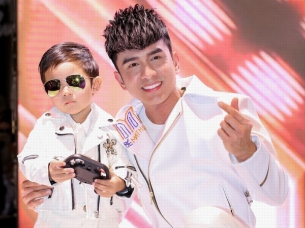 Đan Trường gây bất ngờ khi trình diễn thời trang, cùng con trai làm Đan Trường gây bất ngờ khi trình diễn thời trang, cùng con trai làm "vơ-đét" sàn catwalk