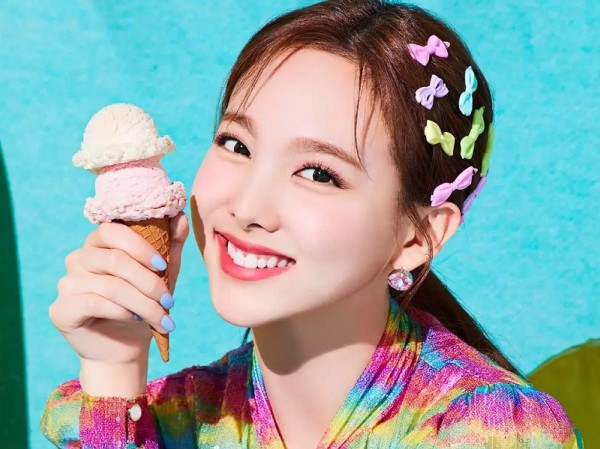 Cực đáng sợ, fan cuồng của Nayeon (TWICE) lên hẳn máy bay tìm cách gặp cô nàng Cực đáng sợ, fan cuồng của Nayeon (TWICE) lên hẳn máy bay tìm cách gặp cô nàng
