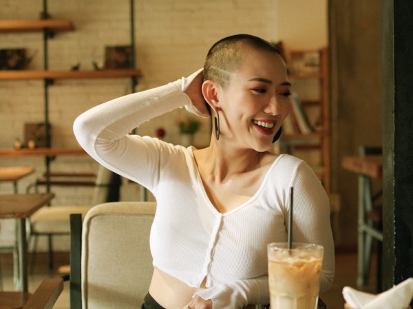Trang Cherry hé lộ toàn cảnh quá trình Trang Cherry hé lộ toàn cảnh quá trình "cạo trọc" trong MV "Chuyện Cũ"