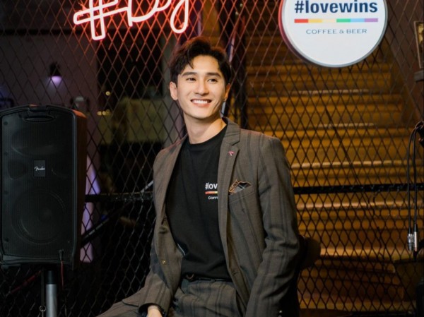 Diễn viên điển trai được ủng hộ từ công đồng LGBT với phát ngôn Diễn viên điển trai được ủng hộ từ công đồng LGBT với phát ngôn "gây bão": "tình yêu luôn chiến thắng"