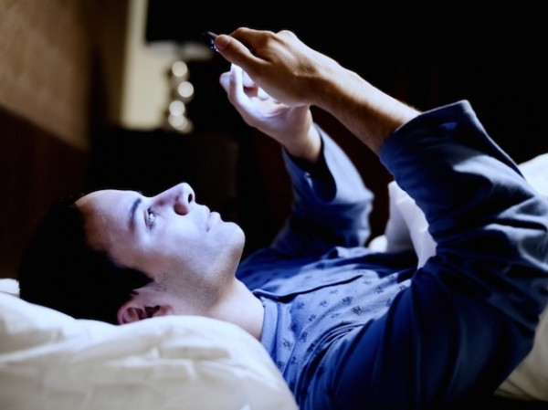 Biết điều này bạn sẽ chẳng còn dám Biết điều này bạn sẽ chẳng còn dám "lướt" smartphone trước khi đi ngủ nữa